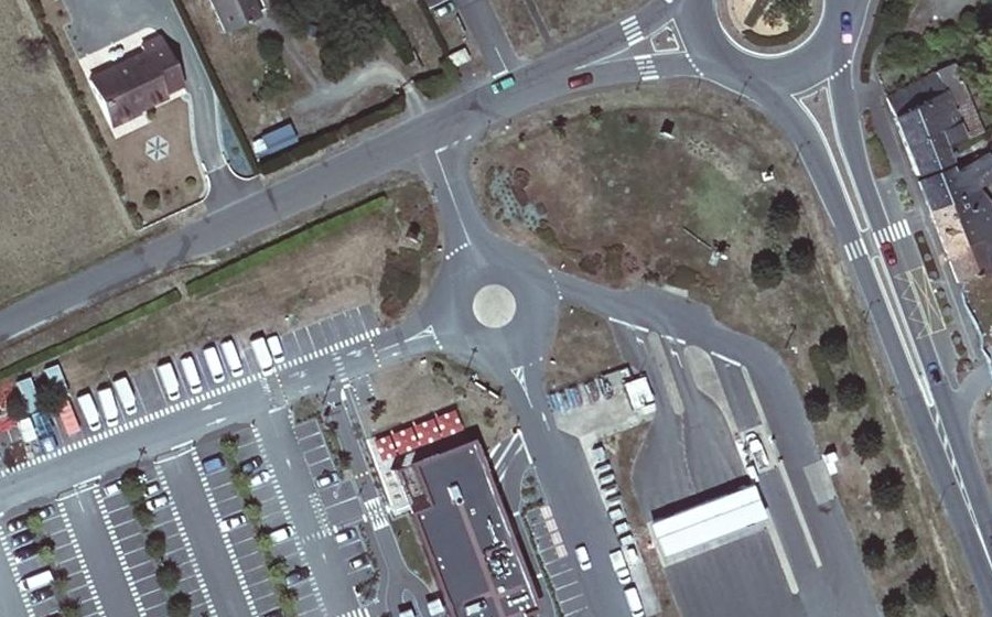 Vue aérienne du Rond-point anonyme n°403798795