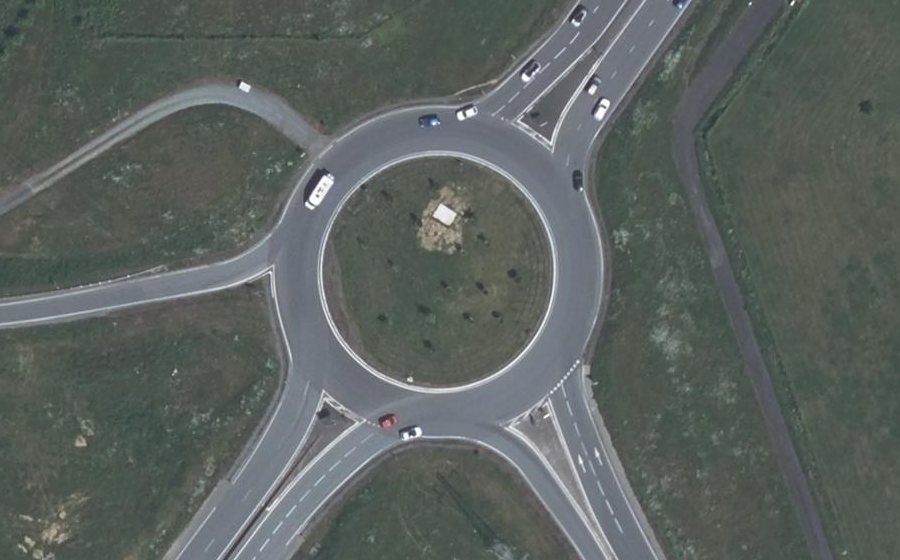 Vue aérienne du Rond-point anonyme n°403819778