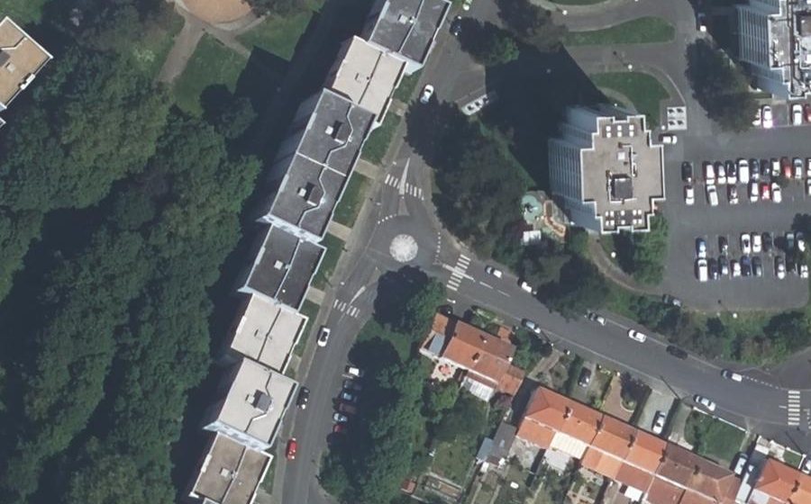 Vue aérienne du Rond-point anonyme n°403840702