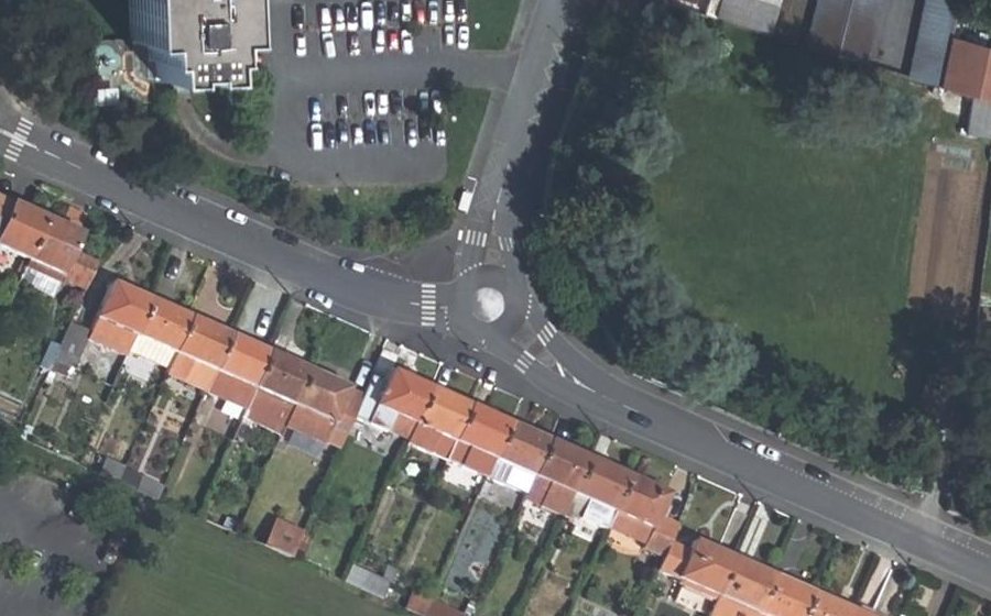 Vue aérienne du Rond-point anonyme n°403841444