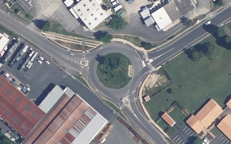 Vue aérienne du Rond-point anonyme n°40385560