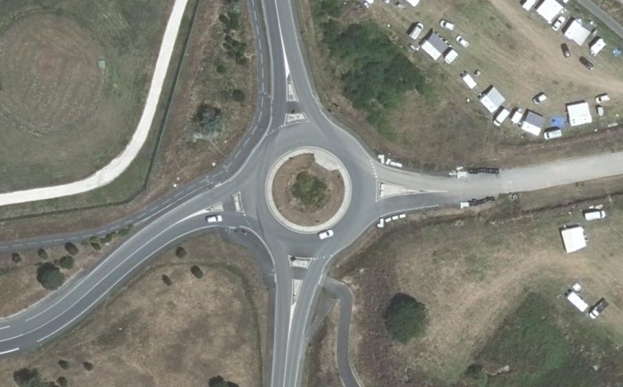 Vue aérienne du Rond-point anonyme n°403880712