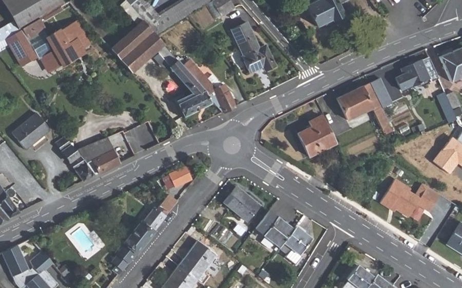 Vue aérienne du Rond-point anonyme n°404033928