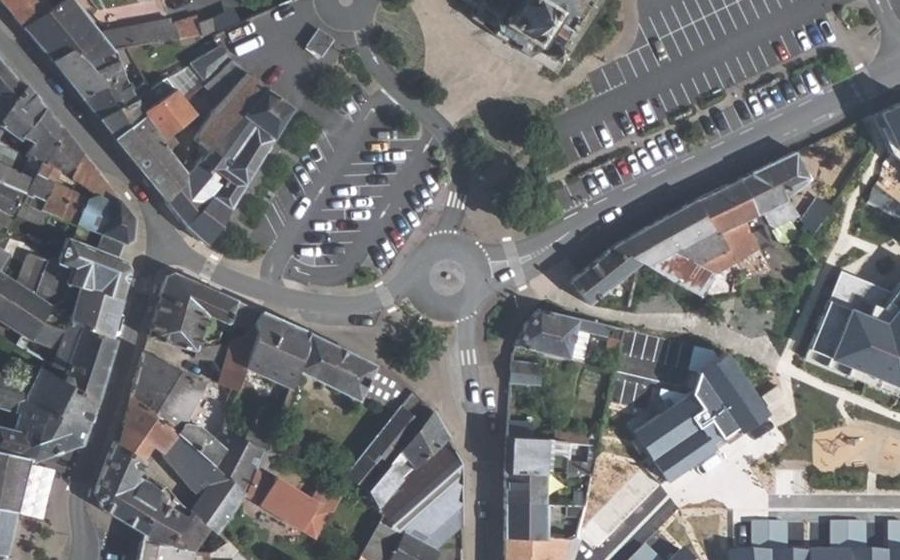 Vue aérienne du Rond-point anonyme n°404034286