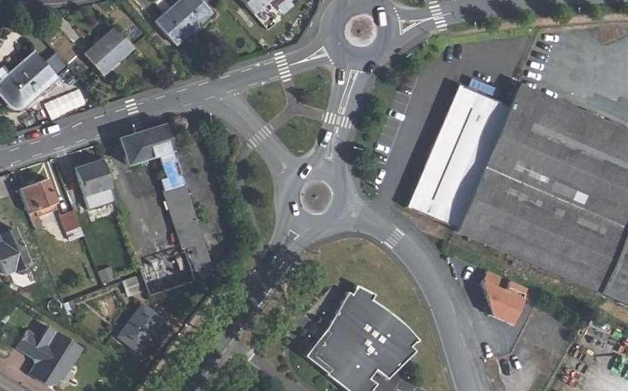 Vue aérienne du Rond-point anonyme n°404034785