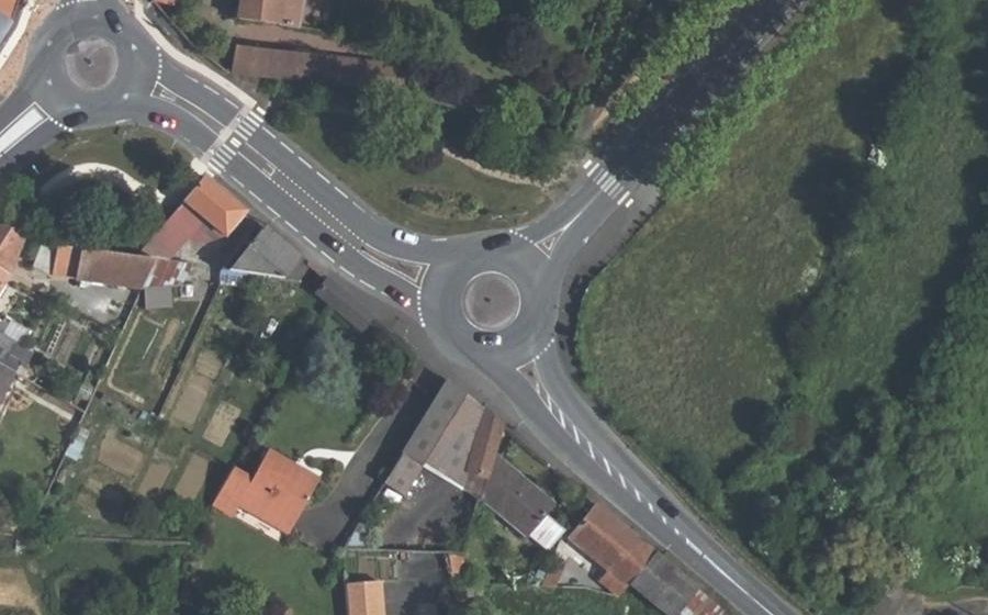Vue aérienne du Rond-point anonyme n°404036655