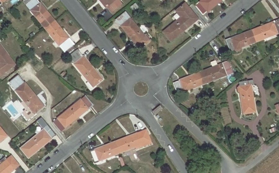 Vue aérienne du Rond-point anonyme n°40404164