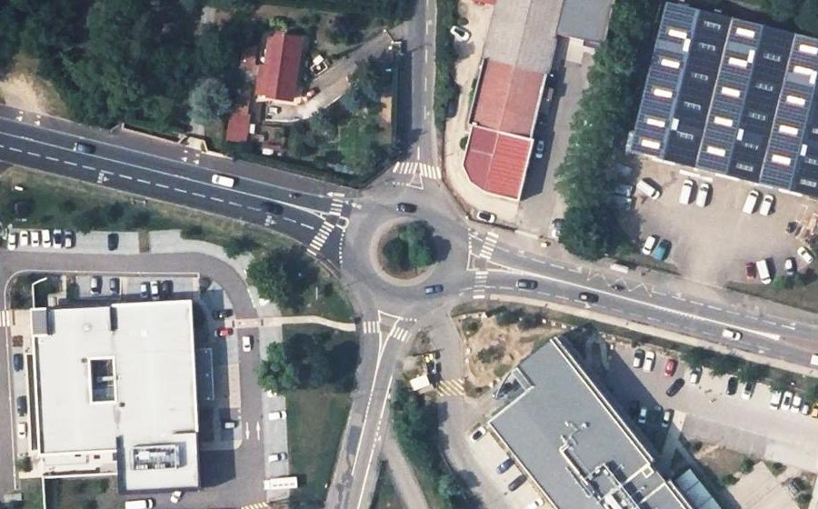 Vue aérienne du Rond-point anonyme n°404072092