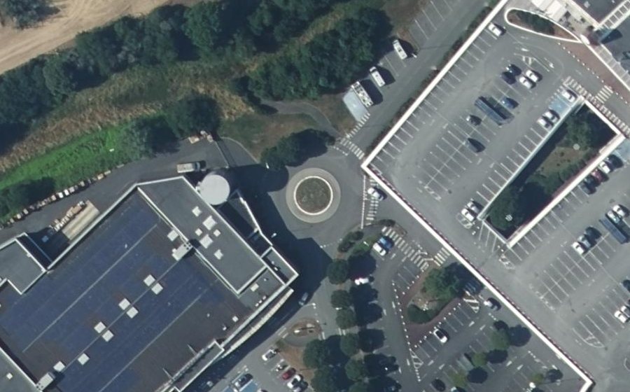 Vue aérienne du Rond-point anonyme n°404102949
