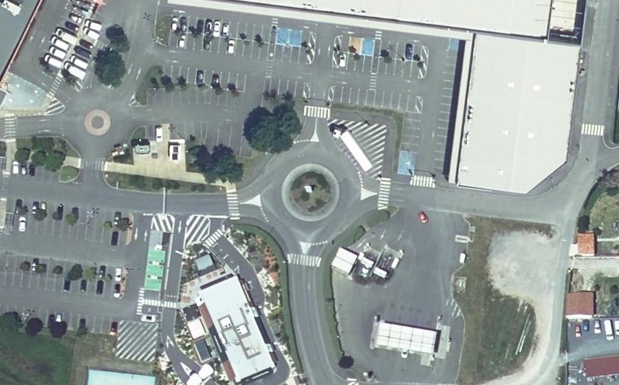 Vue aérienne du Rond-point anonyme n°404103737