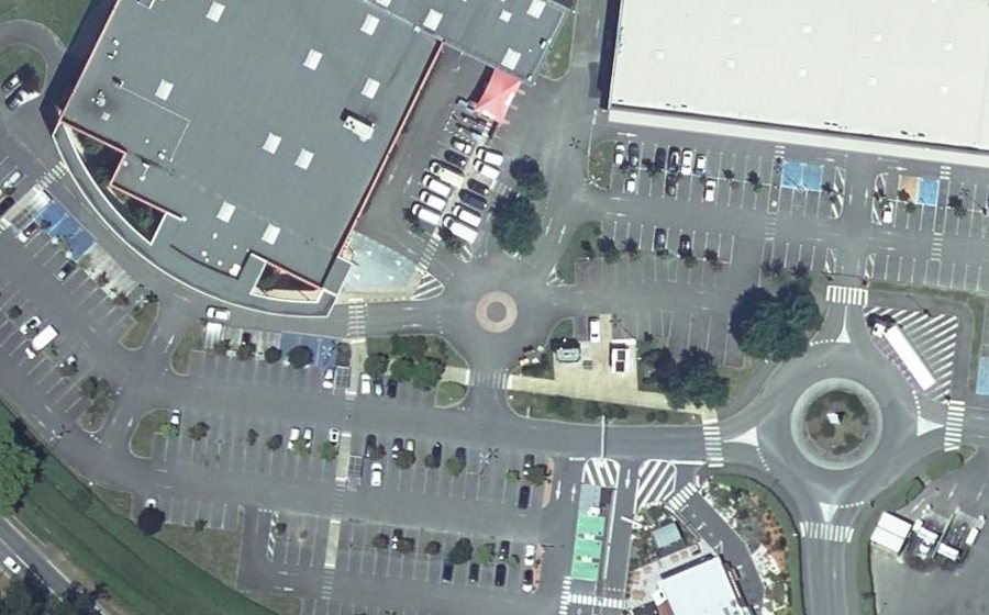 Vue aérienne du Rond-point anonyme n°404103746
