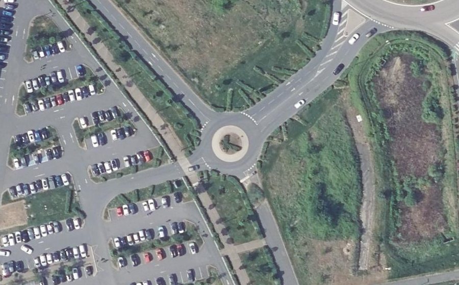 Vue aérienne du Rond-point anonyme n°404193727