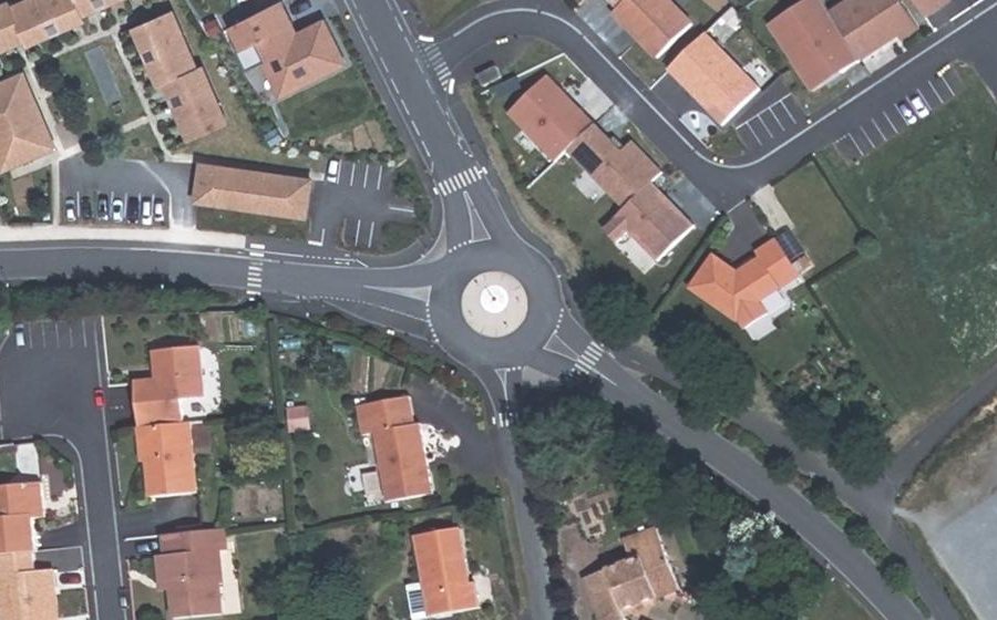 Vue aérienne du Rond-point anonyme n°404216939