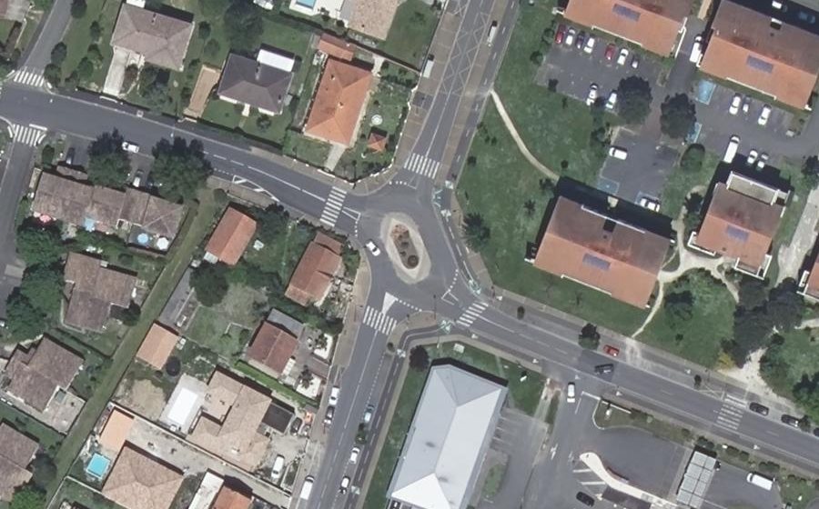 Vue aérienne du Rond-point anonyme n°404227646