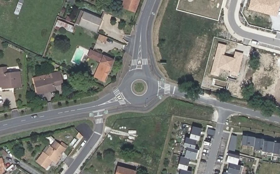 Vue aérienne du Rond-point anonyme n°404227647