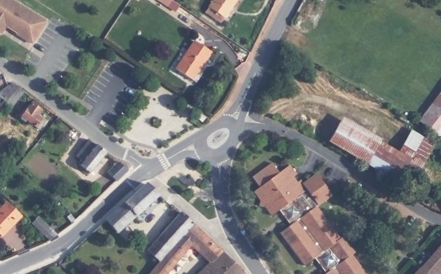 Vue aérienne du Rond-point anonyme n°404340618