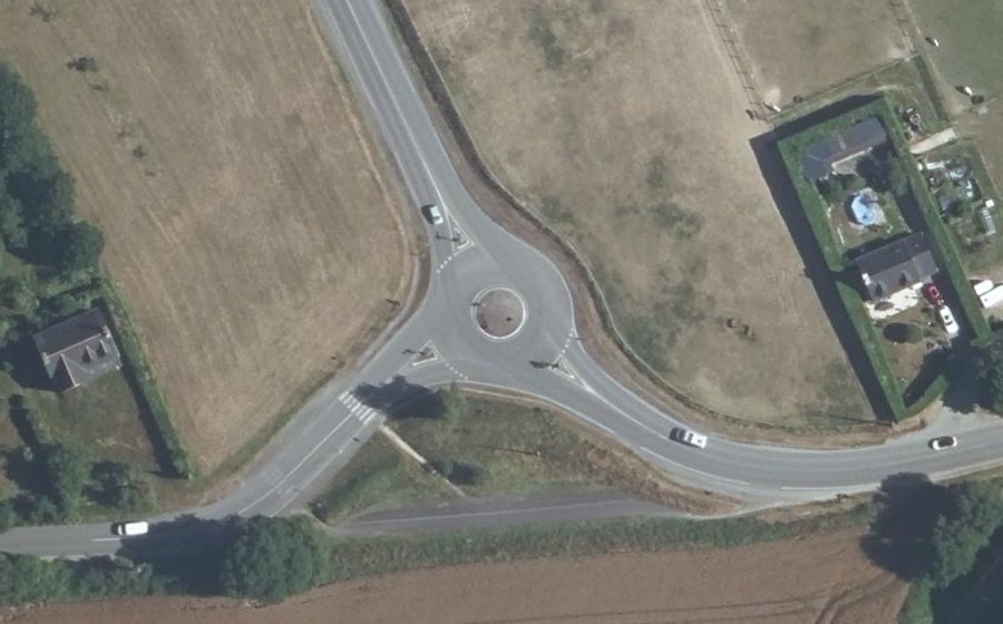 Vue aérienne du Rond-point anonyme n°404357976