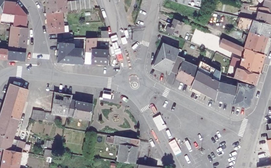 Vue aérienne du Rond-point anonyme n°404381087