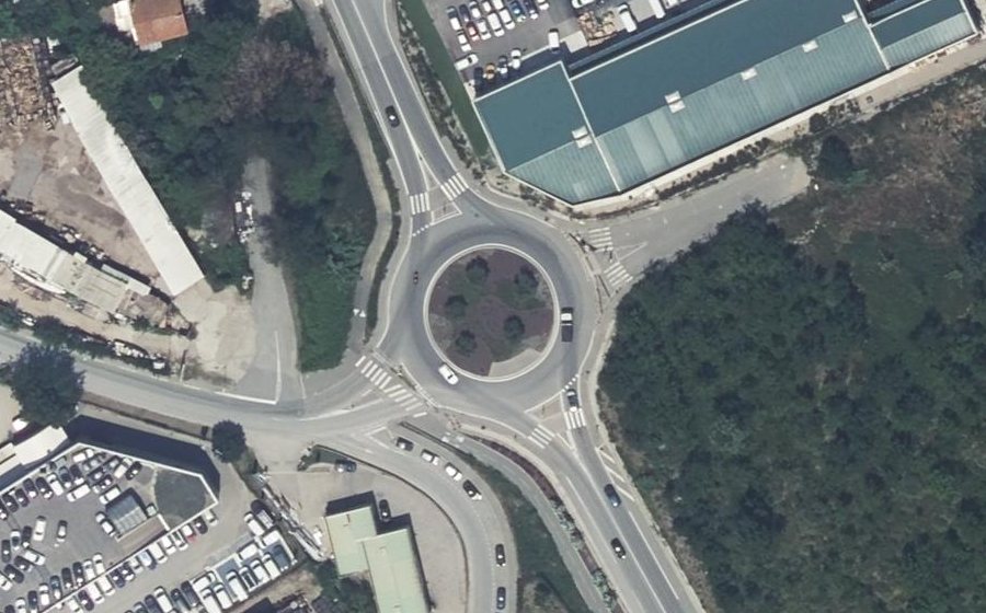 Vue aérienne du Rond-point anonyme n°404678522