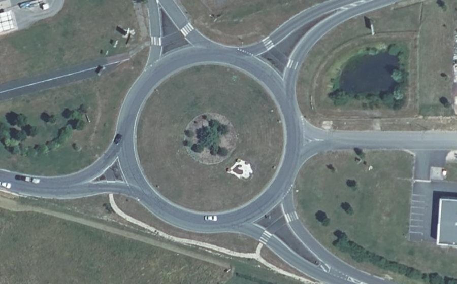 Vue aérienne du Rond-point anonyme n°40471452