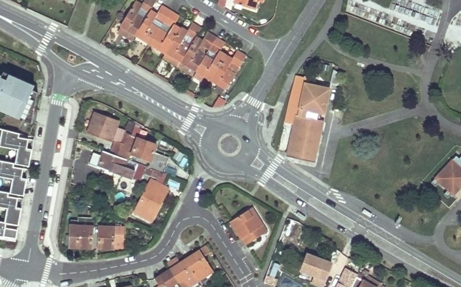 Vue aérienne du Rond-point anonyme n°404717534
