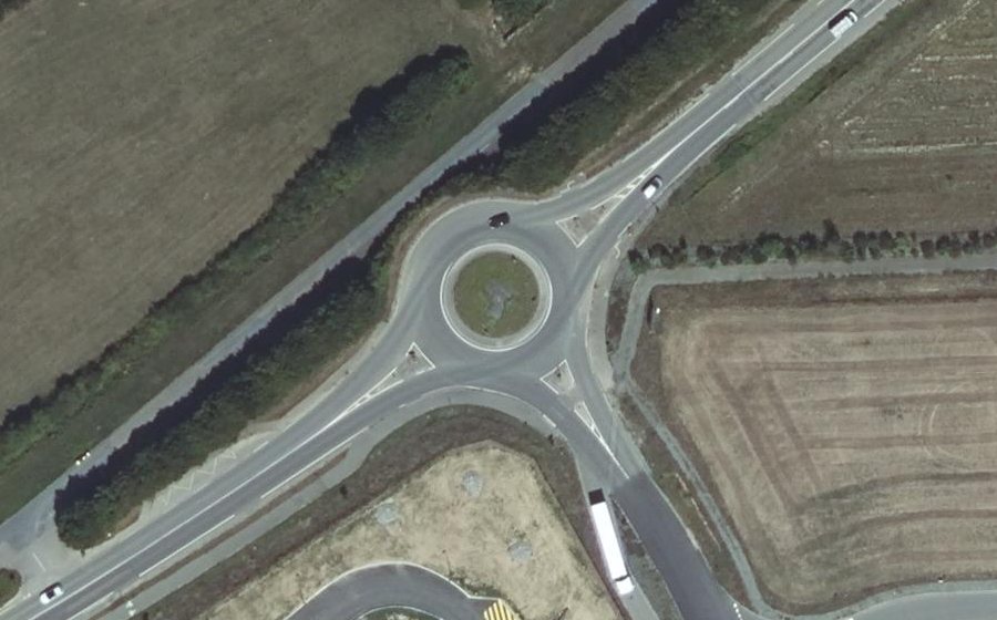 Vue aérienne du Rond-point anonyme n°404727525