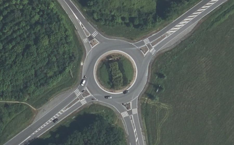 Vue aérienne du Rond-point anonyme n°404729444