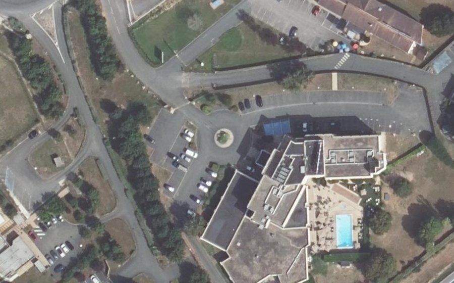 Vue aérienne du Rond-point anonyme n°404857798