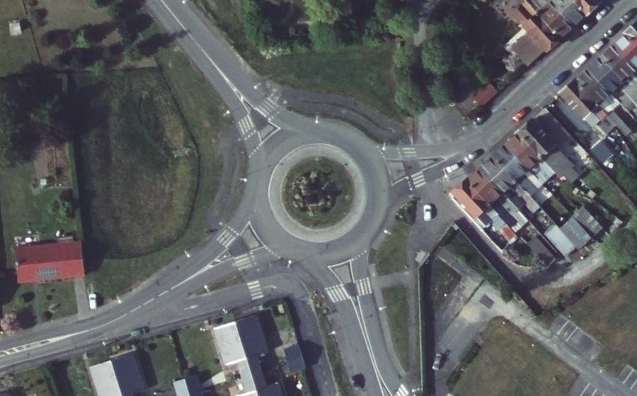 Vue aérienne du Rond-point anonyme n°40486788