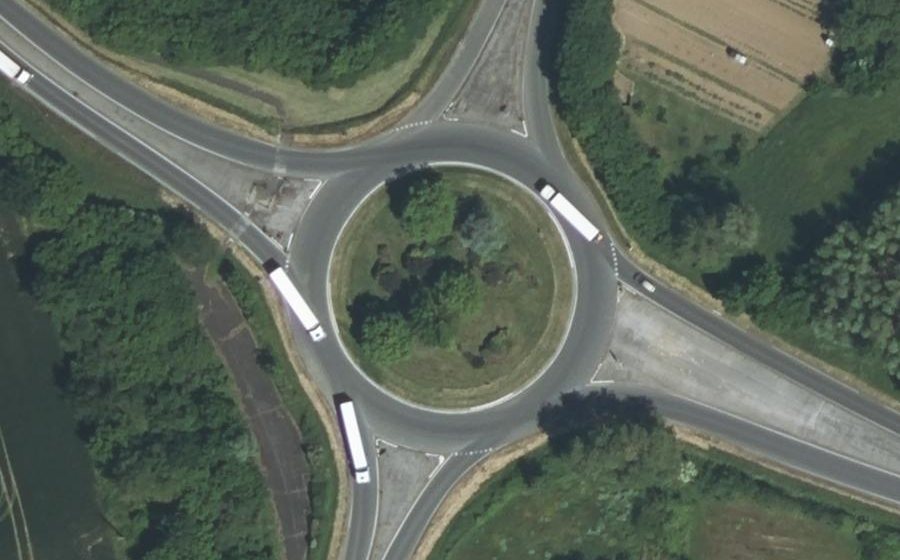 Vue aérienne du Rond-point anonyme n°40493464