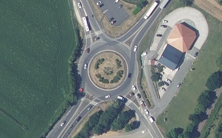 Vue aérienne du Rond-point anonyme n°40503408