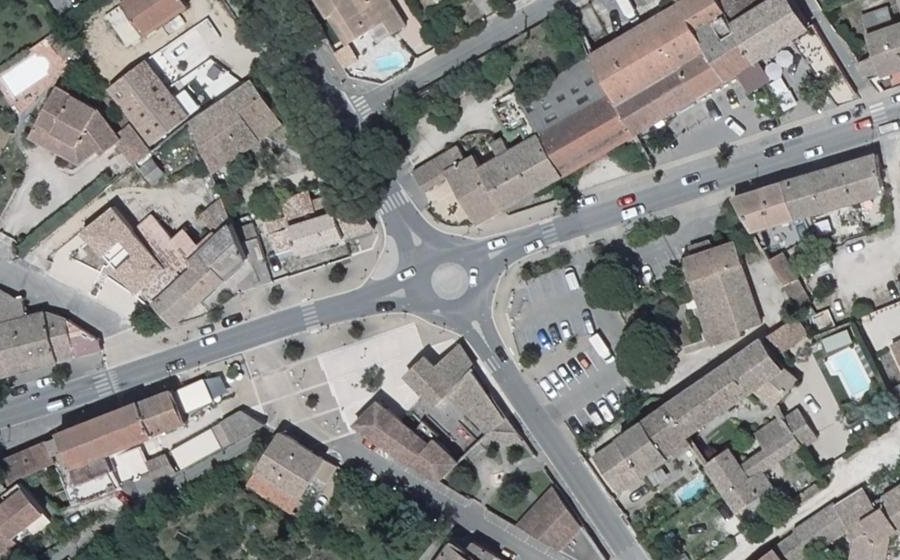 Vue aérienne du Rond-point anonyme n°405085894