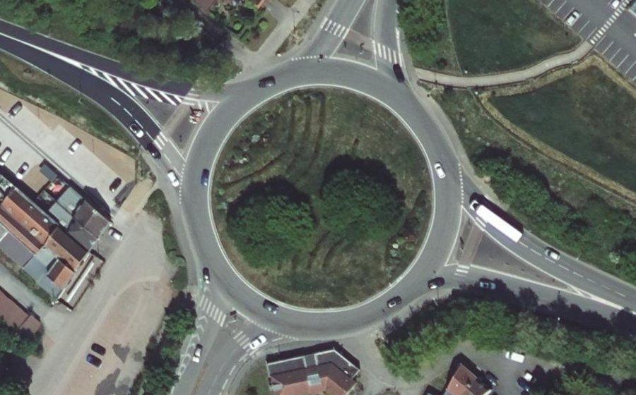 Vue aérienne du Rond-point anonyme n°40508950