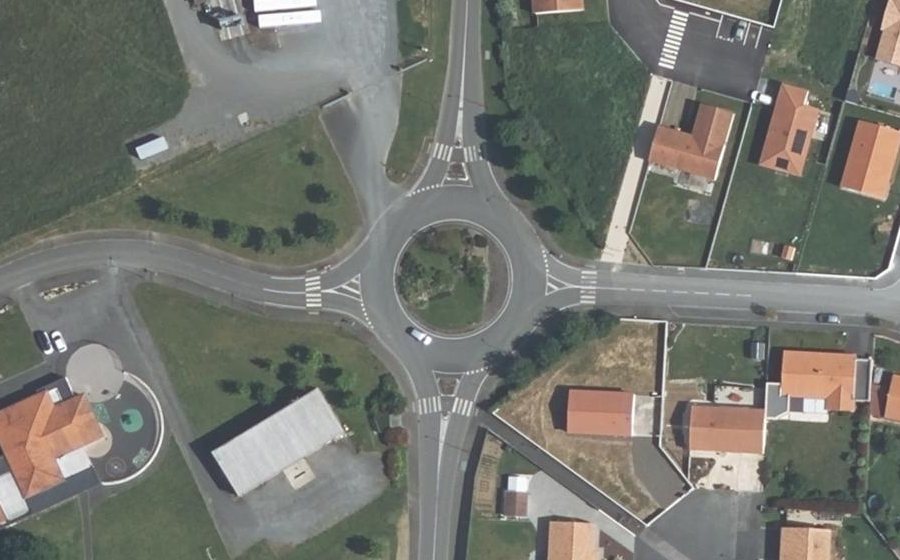 Vue aérienne du Rond-point anonyme n°405136206