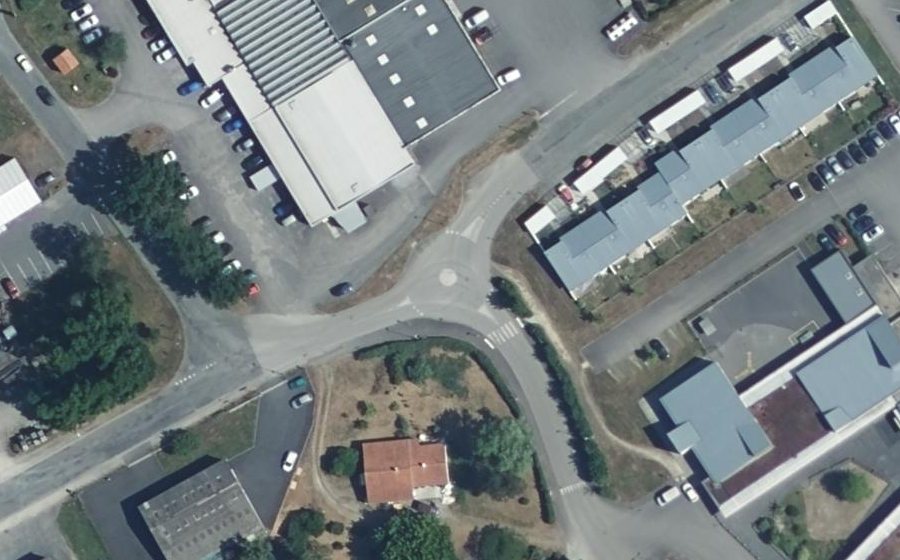 Vue aérienne du Rond-point anonyme n°405198695