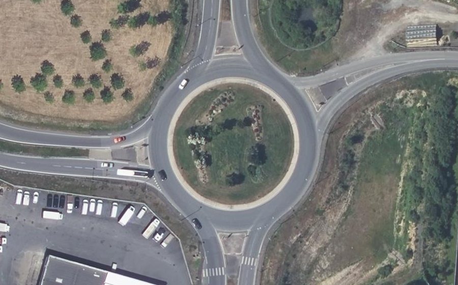 Vue aérienne du Rond-point anonyme n°40525385
