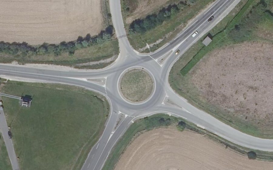 Vue aérienne du Rond-point anonyme n°405281384