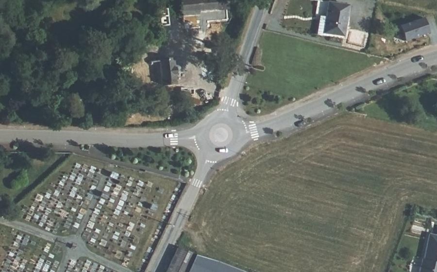 Vue aérienne du Rond-point anonyme n°405307594