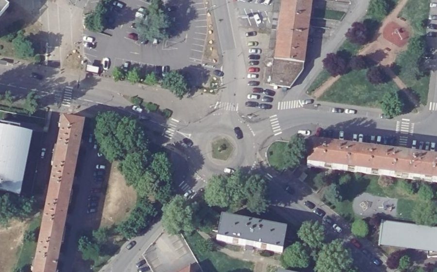 Vue aérienne du Rond-point anonyme n°405346031
