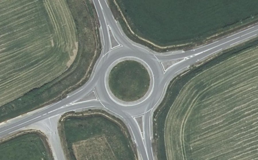 Vue aérienne du Rond-point anonyme n°405440898