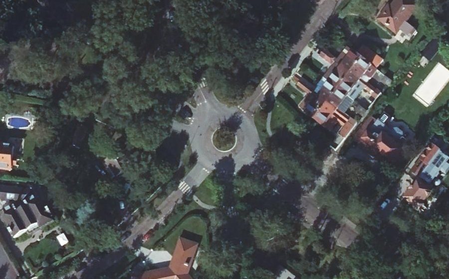 Vue aérienne du Rond-point anonyme n°405535975