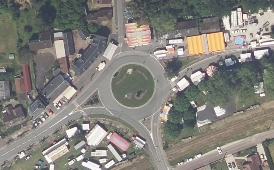Vue aérienne du Rond-point anonyme n°40555010