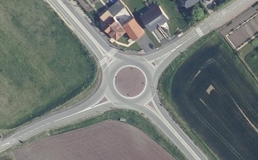 Vue aérienne du Rond-point anonyme n°405875986