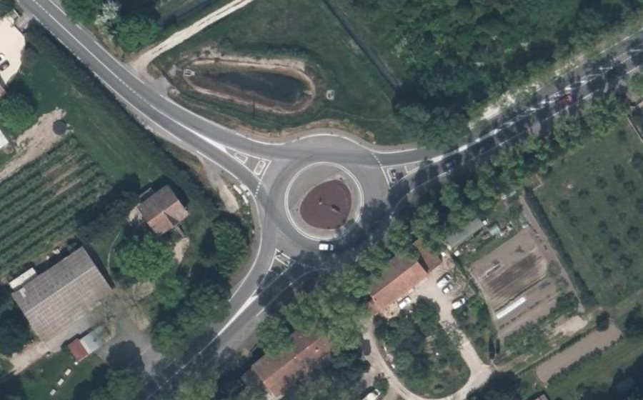 Vue aérienne du Rond-point anonyme n°406069814