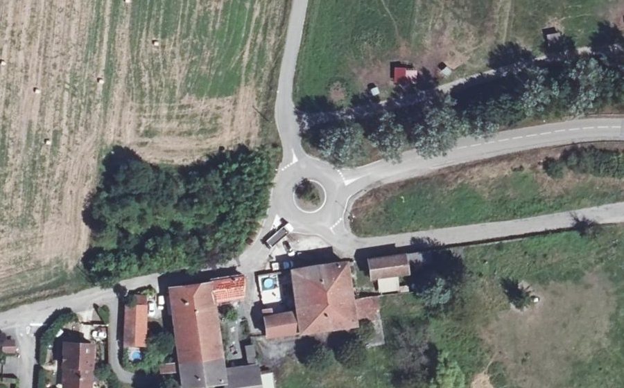 Vue aérienne du Rond-point anonyme n°40611505