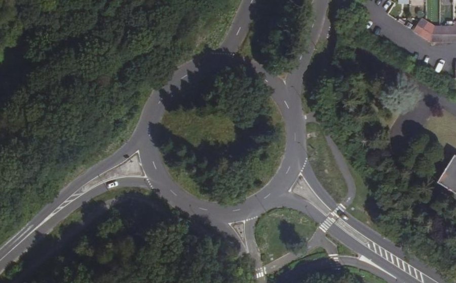 Vue aérienne du Rond-point anonyme n°40621648