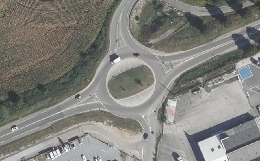 Vue aérienne du Rond-point anonyme n°406276243