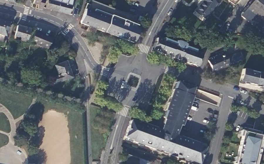Vue aérienne du Rond-point anonyme n°406434208