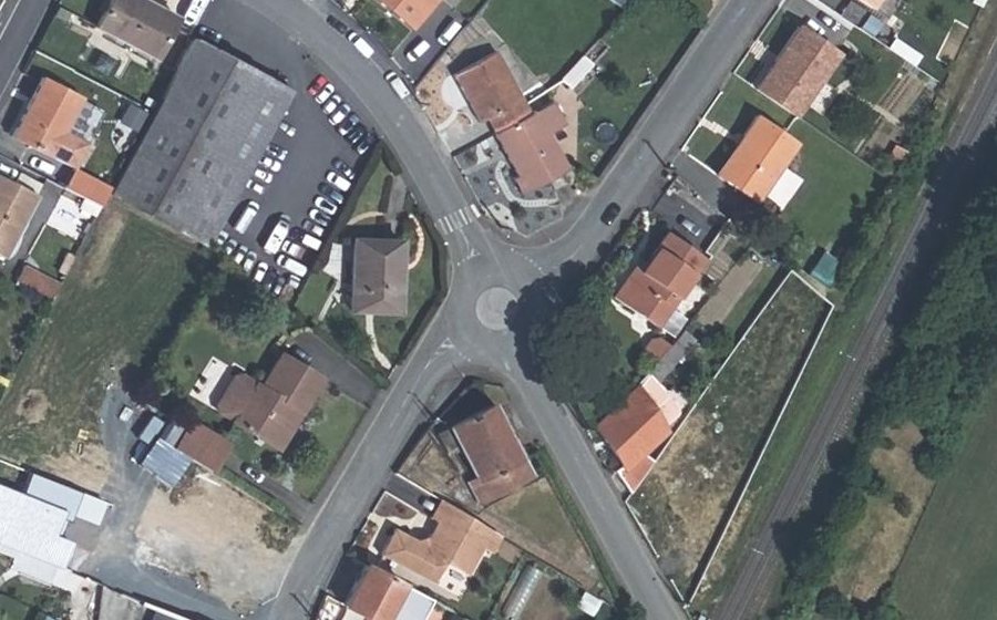 Vue aérienne du Rond-point anonyme n°406438581