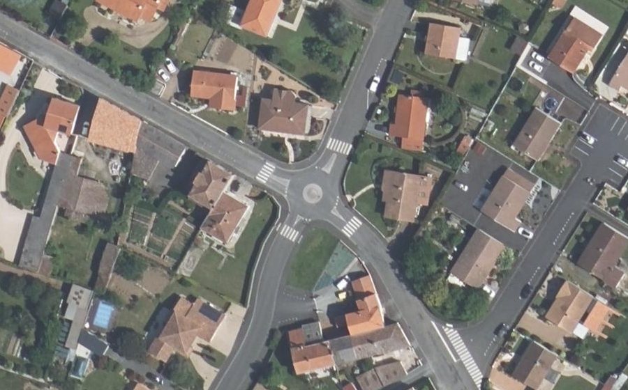 Vue aérienne du Rond-point anonyme n°406444470